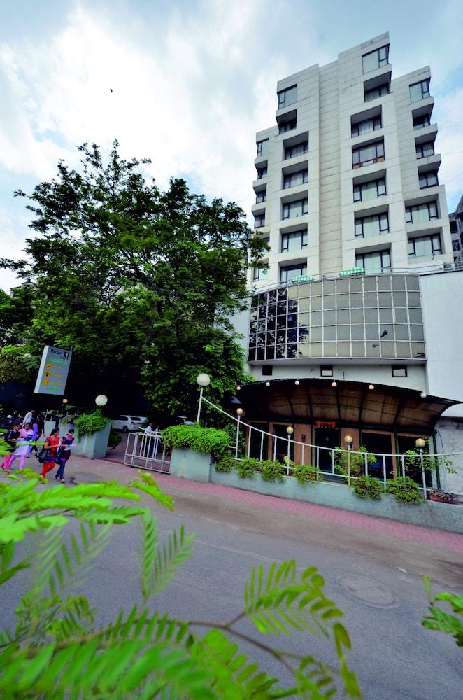 Budget Inn Bellevue Surat Exterior foto