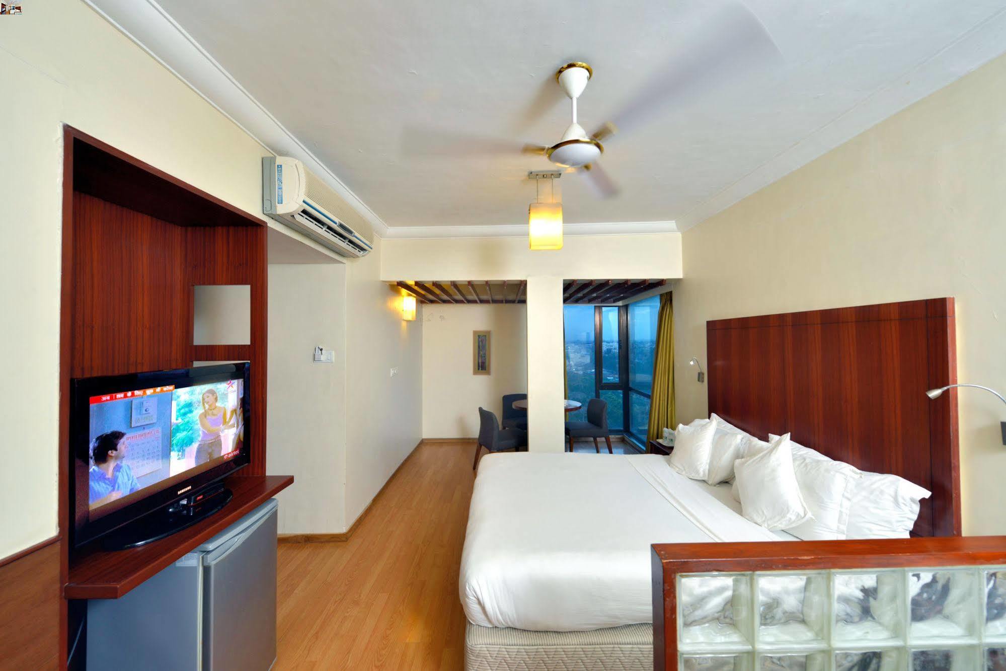 Budget Inn Bellevue Surat Exterior foto