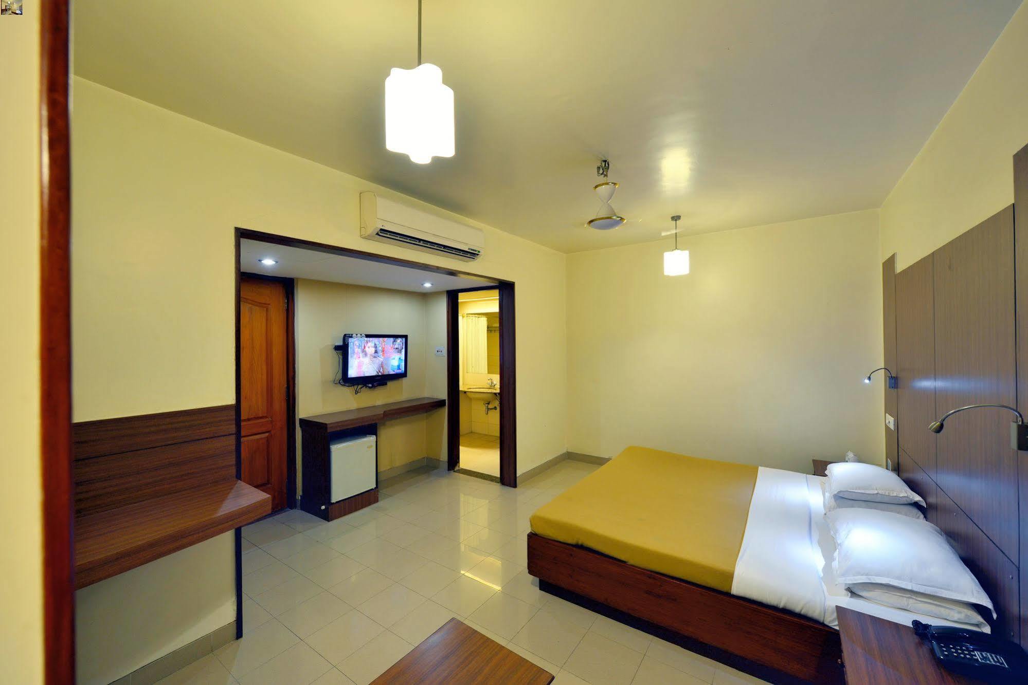 Budget Inn Bellevue Surat Exterior foto