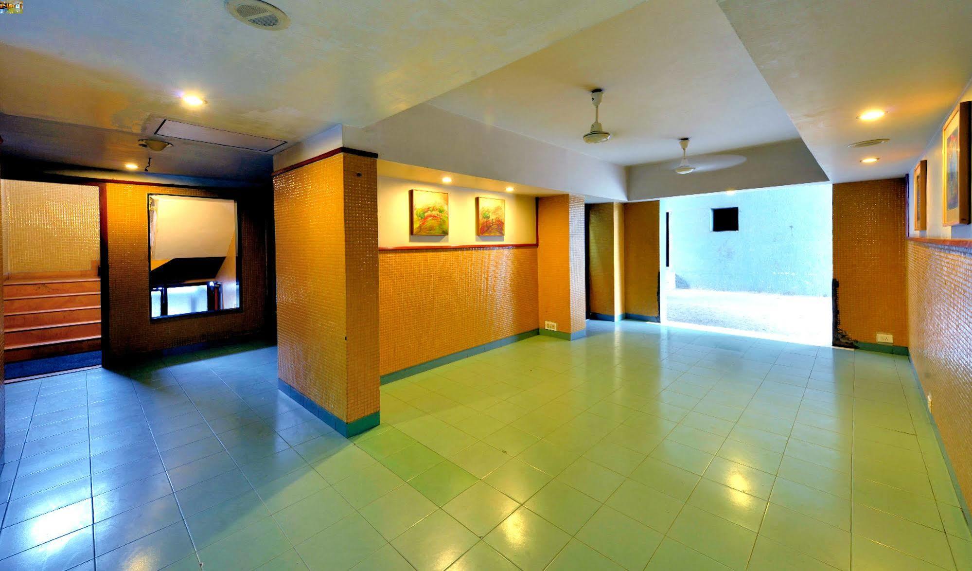 Budget Inn Bellevue Surat Exterior foto